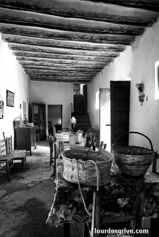 “Can Pere Marí” (Cala Llonga) – Santa Eulalia del Riu –- Eivissa  2008/ F inalista LUX 2012 categoria interiorisme i decoració