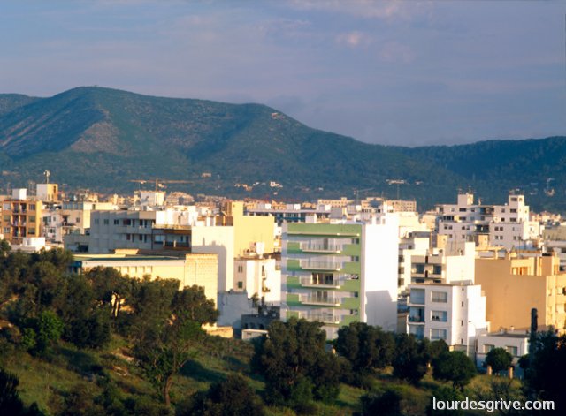 Edificio de viviendas. Ibiza.  F.X. Pallejá-S.Roig, arquitectos