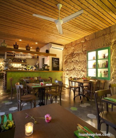 Reforma interior del pequeño restaurante Can Miquelitus en La Marina, Ibiza.. Mixis arquitectos