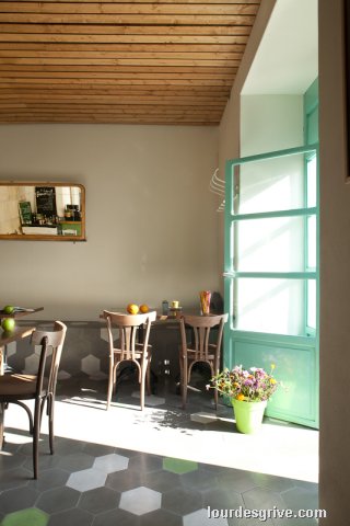 Reforma interior del pequeño restaurante Can Miquelitus en La Marina, Ibiza. Mixis arquitectos