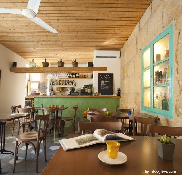 Reforma interior del pequeño restaurante Can Miquelitus en La Marina, Ibiza. Ibiza. Mixis arquitectos