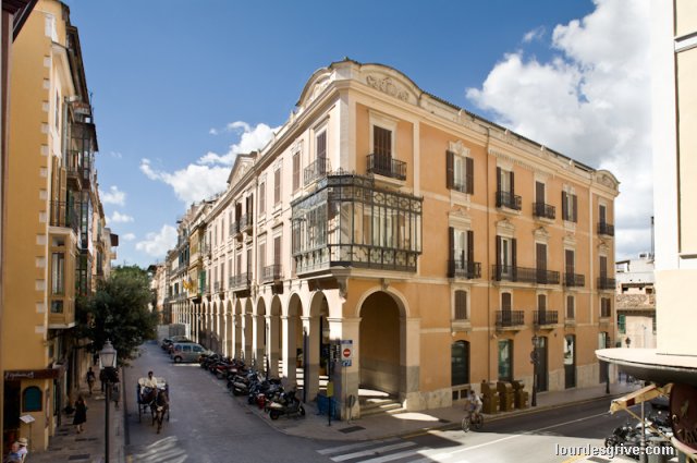 Can Salas. Esquina de las calles de la Victòria y del Palau Reial