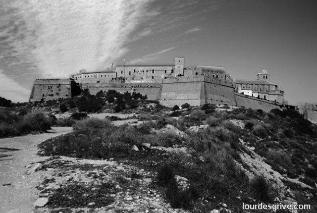 "Bajo el cielo" Las murallas de Ibiza. 2003