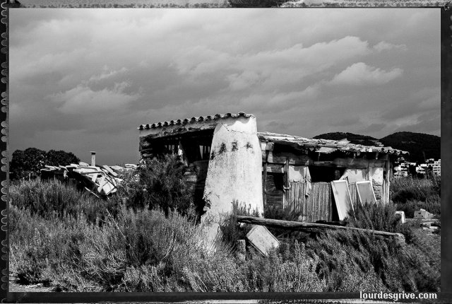 "Abandonamiento" Portal de Feixa e infravivienda en el  Prat de ses Monges. Camino de ses Feixes.Ibiza.2004